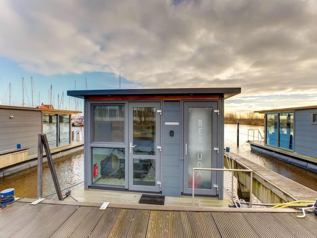 Отель Modern Houseboat In Marina Of Волендам Экстерьер фото