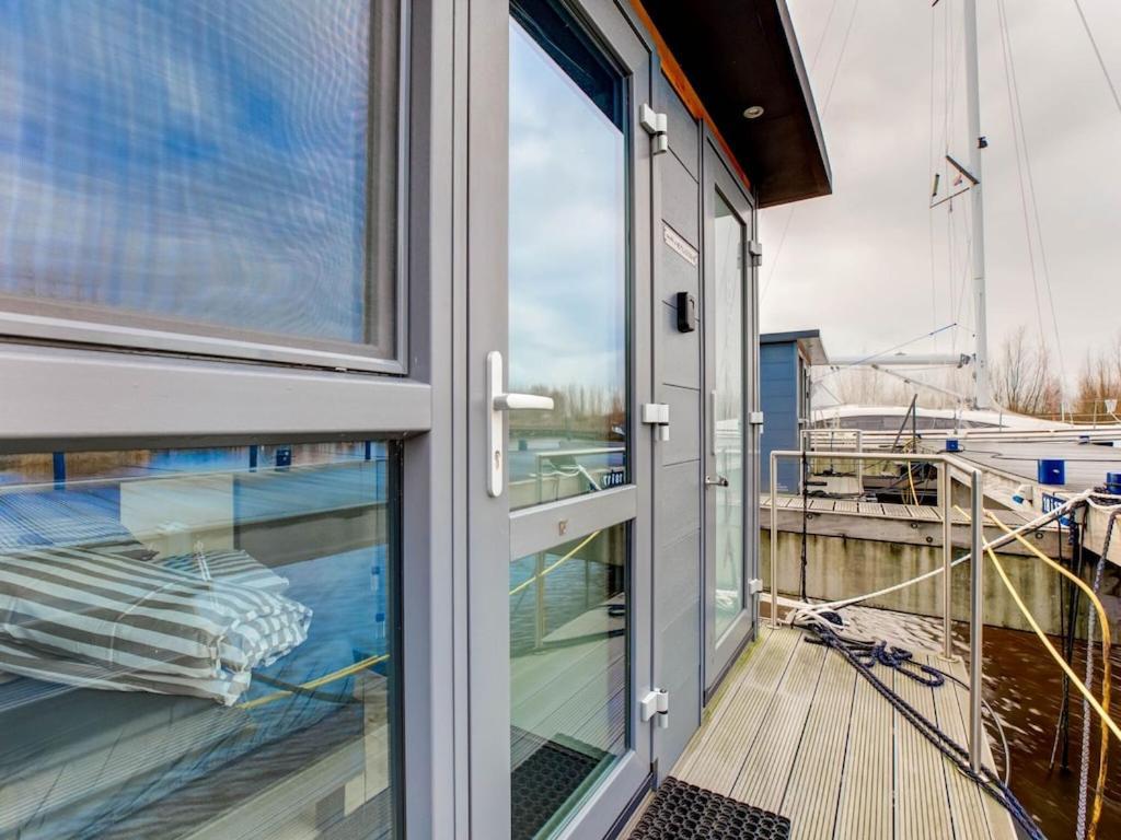 Отель Modern Houseboat In Marina Of Волендам Экстерьер фото